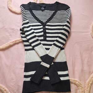 Ribbed V-Neck Stripe Sweater - Black & Cream
